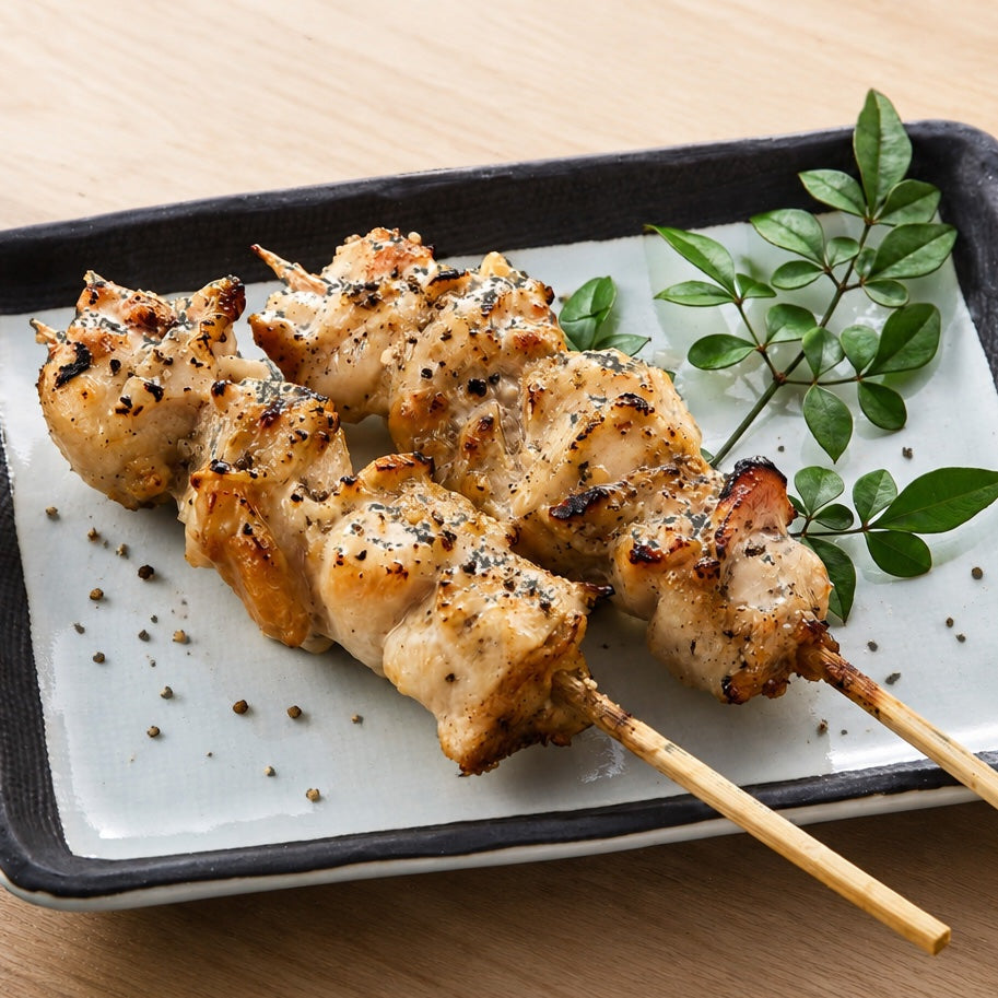 焼き鳥にうまみだしをふりかけた一皿
